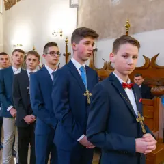 Elegancko ubrani chłopcy w garniturach, gotowi na bierzmowanie dziecka. Wskazówka, jak się ubrać na bierzmowanie dziecka.
