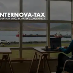 Kobieta pracuje przy laptopie, widok na port. Internova-Tax pomaga odzyskać podatek z zagranicy, nawet jeśli masz rezydencję podatkową w innym kraju.