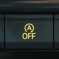 Przycisk "Start-Stop OFF" w samochodzie, wyłączający system automatycznego gaszenia silnika.