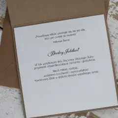 Elegancka kartka z życzeniami z okazji 20 rocznicy ślubu. Cytat o miłości i gratulacje dla Jubilatów.