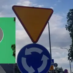 Schemat ruchu na rondzie z zielonymi strzałkami pokazuje, jak prawidłowo używać kierunkowskazu na rondzie.