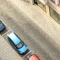 Ile chodnika przy parkowaniu? Poznaj zasady i uniknij mandatu