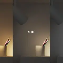 Tres imágenes de un foco de lectura iluminando lápices. La luz varía de cálida (2700K) a neutra (3000K) y fría (4000K).