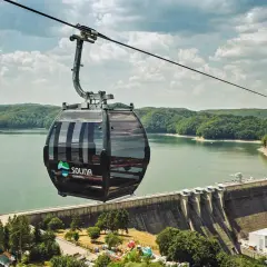 Kolejka gondolowa nad zaporą w Solinie, z widokiem na jezioro i zielone wzgórza. Wspaniały park widokowy.