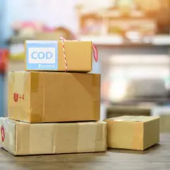 Paczki z napisem "COD EXPRESS". Czy za pobraniem można płacić kartą? To pytanie nurtuje wielu kupujących online.