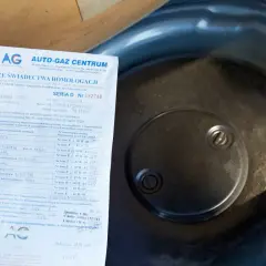 Dokument homologacji instalacji LPG w samochodzie, widoczna butla gazowa.