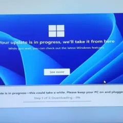 Windows 11 upgrade oder neuinstallation: Fortschrittsanzeige zeigt "Downloading - 0%" für das Update.