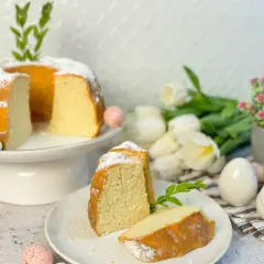 Puszysta babka z białek, oprószona cukrem pudrem, idealna na Wielkanoc. Wygląda jak najlepsza babka z białek, jaką można sobie wymarzyć!