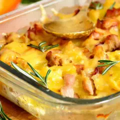 Zapiekanka ziemniaczana z pieczarkami i boczkiem – prosty przepis na smaczne danie