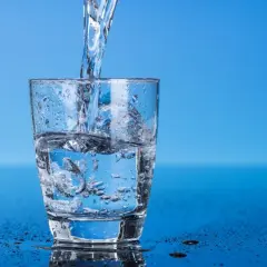 Ile kalorii ma szklanka wody? Zaskakujące fakty o nawodnieniu
