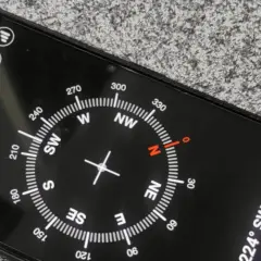 Jak posługiwać się kompasem w telefonie, aby uniknąć błędów i zgubienia się