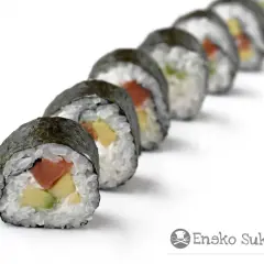 Rollos de sushi caseros con salmón, aguacate y huevo. Aprende como hacer sushi en casa con esta deliciosa receta.