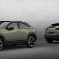 Dwa samochody Mazda MX-30 w kolorze oliwkowym z czarnym dachem, prezentowane z przodu i z tyłu.