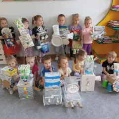 Dzieci prezentują swoje roboty z recyklingu, wspaniałe zabawy dla przedszkolaków.