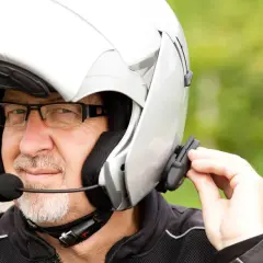 Interkom do kasku motocyklowego: Jak wybrać idealny zestaw?