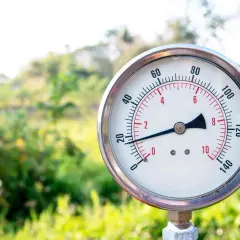 Manometr wskazuje ciśnienie ok. 2 barów. Idealne, by sprawdzić, jakie ciśnienie w hydroforze 300l jest optymalne.