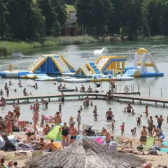Sieraków jezioro atrakcje: dmuchane zjeżdżalnie i tory wodne przyciągają tłumy plażowiczów.