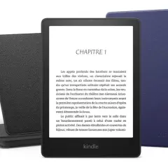 Liseuse Kindle affichant "Chapitre 1". Un autre appareil Kindle est visible à côté, montrant c'est quoi un format Kindle.
