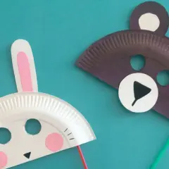 Zwei selbstgebastelte Masken für Kinder: ein Hase und ein Bär aus Papptellern. Perfekt zum Spielen und für Fasching!