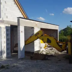 Budowa domu w toku. Koparka pracuje przy fundamentach. Czy wlz czy potrzebny projekt?