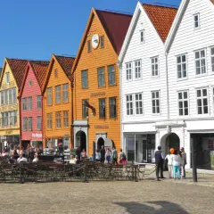 Les maisons colorées de Bryggen à Bergen invitent à flâner. Idéal pour savoir que faire à Bergen, entre terrasses et boutiques.