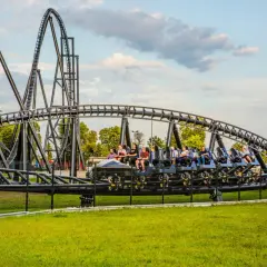 Pasażerowie doświadczają przeciążeń na Hyperionie, kolejce górskiej w Energylandii, podczas ekscytującej przejażdżki.