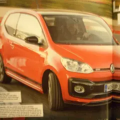 En röd VW Up GTI med sportiga detaljer. Bilen har en GTi-logotyp och en nummerplåt som lyder "HOB UP 306".