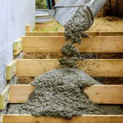 Wylewanie betonu na drewniane szalunki schodów. Dowiedz się, jak zrobić schody samemu, krok po kroku.