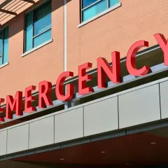Insegna rossa "EMERGENCY" su un edificio ospedaliero. Speriamo che il referto pronto soccorso sbagliato non sia stato un problema grave.
