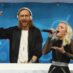 David Guetta Polska: DJ z mikrofonem i wokalistka na scenie, bawią publiczność.