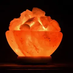 Lámparas de sal para que sirven: crean un ambiente cálido y relajante. Su luz anaranjada ilumina cristales de sal natural.
