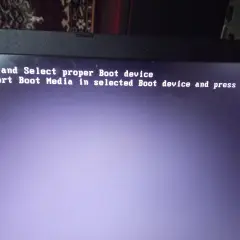 Komunikat na ekranie laptopa: "Reboot and Select proper Boot device or Insert Boot Media in selected Boot device and press a key". To oznacza, że komputer nie może znaleźć systemu operacyjnego i trzeba go uruchomić ponownie (reboot).