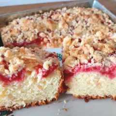 Pyszna babka z truskawkami i kruszonką, pachnąca latem i domem. Idealna na deser.