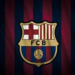 Herb FC Barcelony na tle pasów, symbol dumy i hymn Barcelony.