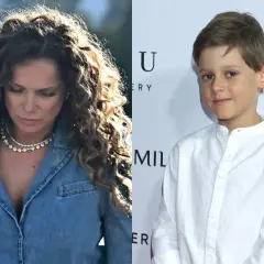 Joanna Liszowska z synem. Aktorka w dżinsowej koszuli i błyszczącym naszyjniku, obok uśmiechnięty chłopiec w białej koszuli.