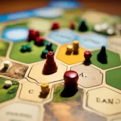Plansza do gry Catan, pionki i zasady gry.