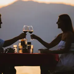Romantyczna kolacja we dwoje przy zachodzie słońca. Idealne pomysły na pierwszą randkę nad jeziorem.