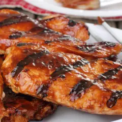 Soczyste kawałki kurczaka w sosie BBQ, idealne na grilla. Marynata do kurczaka na grilla nada im wspaniały smak.