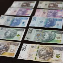 Zastanawiasz się, gdzie wymienić stare banknoty polskie? Na zdjęciu polskie złotówki: 200, 100, 50.