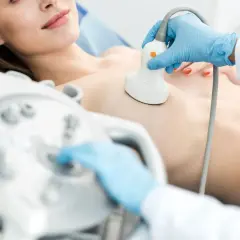 Ärzte führen einen Brustkrebs Ultraschall durch, um die Gesundheit der Patientin zu überprüfen.