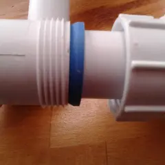 Uszczelka syfonu pod zlewem, kluczowa do prawidłowego montażu i zapobiegania przeciekom.