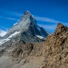 Majestatyczny Matterhorn w słońcu, z lodowcami i skalistymi zboczami. Widok zapierający dech w piersiach, jakbyś stał u progu wejścia na Matterhorn.