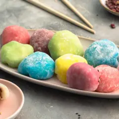 Bunte Mochi-Bällchen, ein köstliches Rezept für süße Leckereien. Auf einem Teller liegen sie in verschiedenen Farben, bereit zum Genießen.