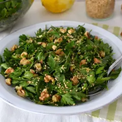 Ensalada primavera fresca con perejil, nueces y semillas de sésamo. Un plato ligero y lleno de sabor.