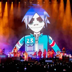 Gorillaz Konzert Deutschland: Die Band live auf der Bühne, mit 2D als riesiger Avatar im Hintergrund.