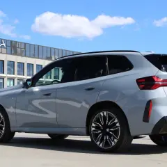 Szare BMW X3 na parkingu przed budynkiem Nokia. Zastanawiasz się nad jego spalaniem?