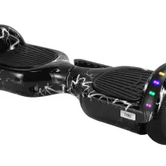 Czarny hoverboard z wzorem błyskawic i kolorowymi światłami LED, jeden z nowoczesnych urządzeń transportu osobistego.