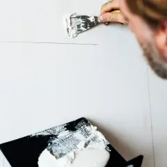 Ile schnie gips szybkoschnący? Czas schnięcia i ważne czynniki
