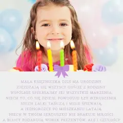 Uśmiechnięta dziewczynka w koronie z zapalonymi świeczkami na torcie urodzinowym.