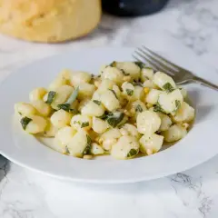 Pyszne gnocchi z szałwią i orzeszkami pinii. Idealny gnocchi przepis z czym podawać, by zachwycić gości.